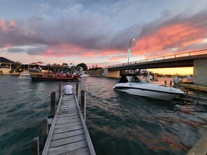 Marina - Mandurah Canal Holiday Home with own jetty! Boats! Crabs! Dolphins!  (Halls Head)