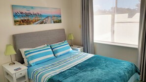 3 bedrooms, iron/ironing board, free WiFi, bed sheets - Mandurah Canal Holiday Home with own jetty! Boats! Crabs! Dolphins!  (Halls Head)