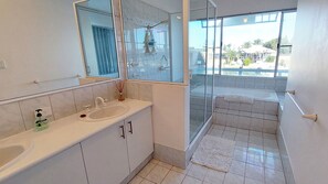 Badewanne, Haartrockner, Handtücher, Seife