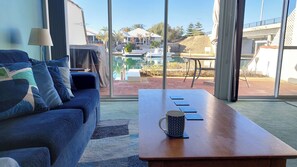 Smart TV, reproductor de DVD, libros y videoteca 