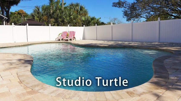 Una piscina al aire libre, una piscina climatizada