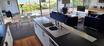 Spectacular water views, wood fire, kayaks, bikes.