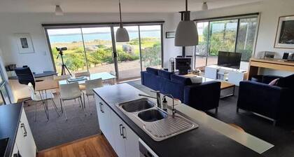 Spectacular water views, wood fire, kayaks, bikes.