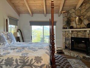 4 habitaciones, escritorio y tabla de planchar con plancha 