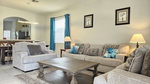 Smart TV, consola de videojuegos, reproductor de DVD y futbolito 