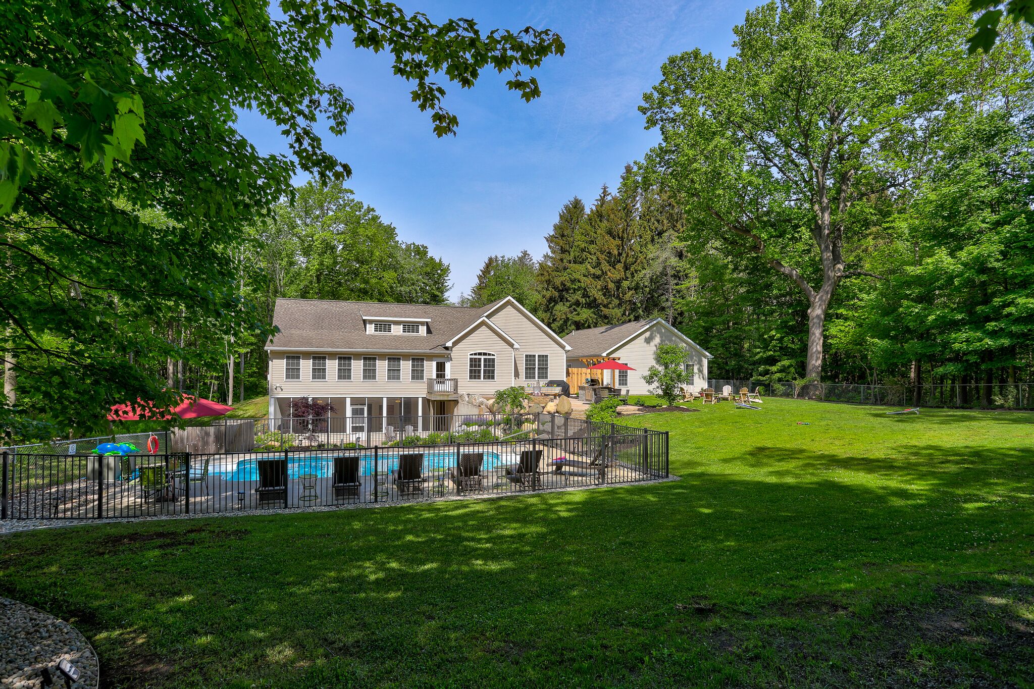 Private Pool/6 Bedrooms/Game Room/Fire Pit/Two Kitchens/Apartment/Secluded