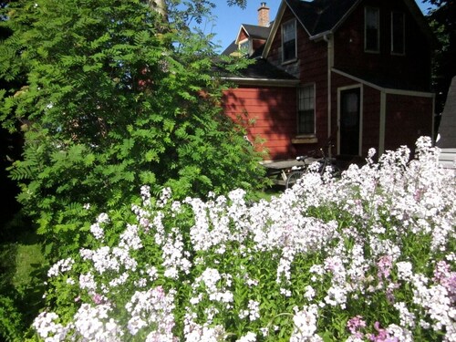 DOWNTOWN * VINTAGE VACATION HOUSE * 3 BEDROOMS * LICENSED SINCE 2007  