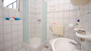 A bathroom with a glass-enclosed shower, a sink, and a toilet. - Perkovic apartment Ana is just 50 m from the inviting beach in Kaštel Štafić (Kaštel Štafilić)
