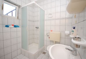Sèche-cheveux, serviettes fournies, savon, shampoing