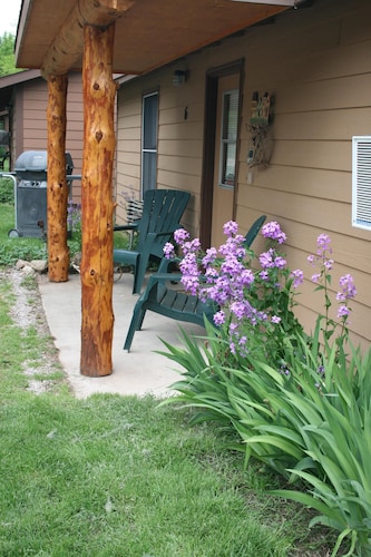 Wonderful Resort Cabin - Thirty Minutes to Mt Rushmore - In Rapid City On Canyon Lake Thirty Minutes from Mt Rushmore