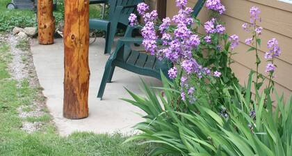 Wonderful Resort Cabin - Thirty Minutes to Mt Rushmore - In Rapid City On Canyon Lake Thirty Minutes from Mt Rushmore