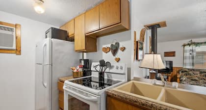 Wonderful Resort Cabin - Thirty Minutes to Mt Rushmore - In Rapid City On Canyon Lake Thirty Minutes from Mt Rushmore