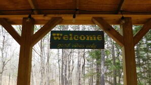 Una estructura de madera con un letrero que dice 'Welcome' y un mensaje que dice 'solo buenas vibras'.