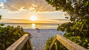 在海灘附近、躺椅、沙灘巾