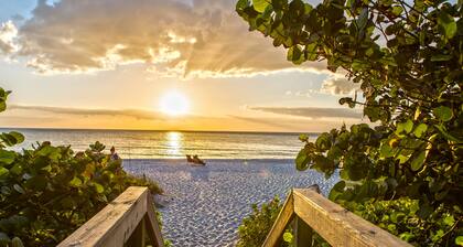 Great Home, Amazing Pool Oasis, Super Close to Beach, FREE Bikes, Full Amenities