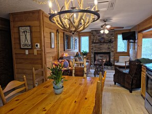 Smart TV, caminetto, libri