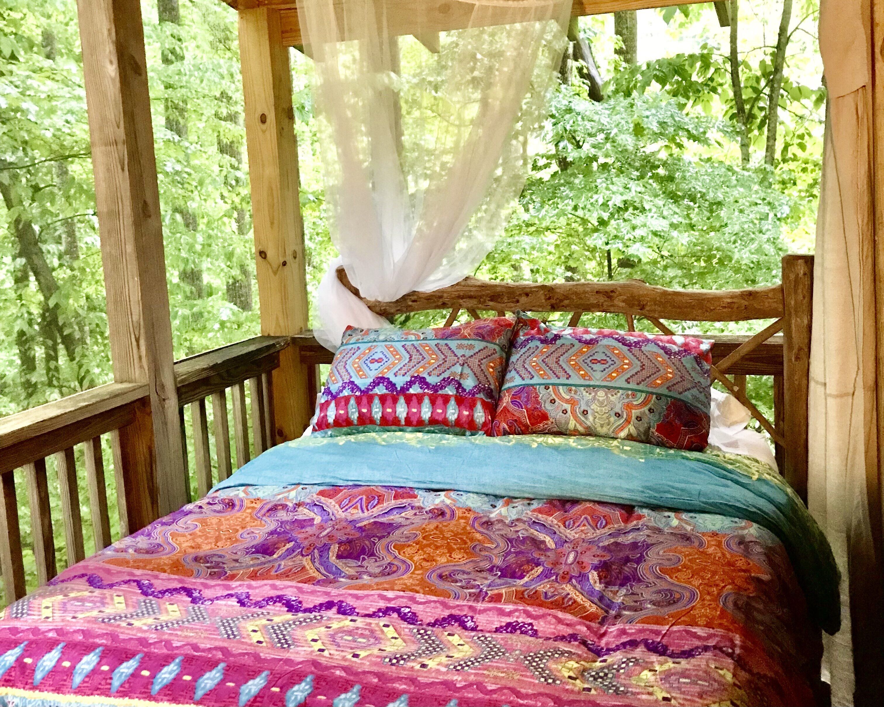 ♥♥ Log cabin/treehouse setting with fire pit!  Sleeping porch. Biker friendly