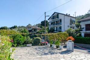 Exterior - "Il Rifugio di San Massimo" splendid apartment at the ground floor  (rapallo)