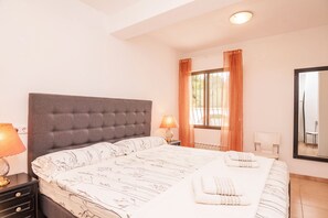 3 slaapkamers, een bureau, verduisterende gordijnen