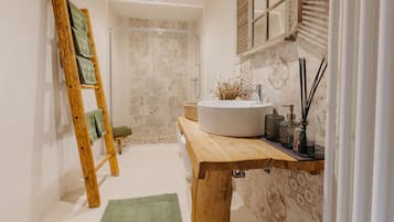 Douche, sèche-cheveux, bidet, serviettes fournies