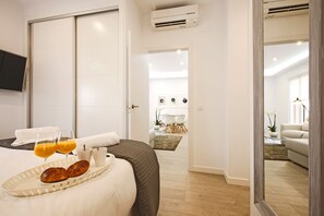 2 bedrooms, in-room safe, iron/ironing board, free WiFi