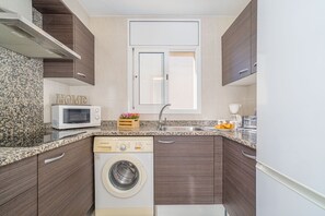 Jääkaappi, mikroaaltouuni, kahvin-/teenkeitin, leivänpaahdin