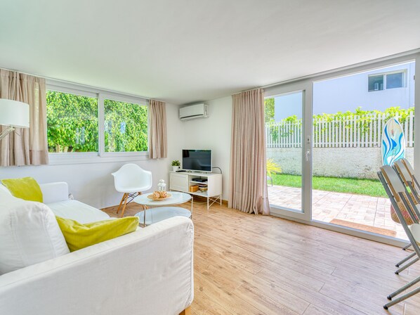 Smart TV, books, stereo