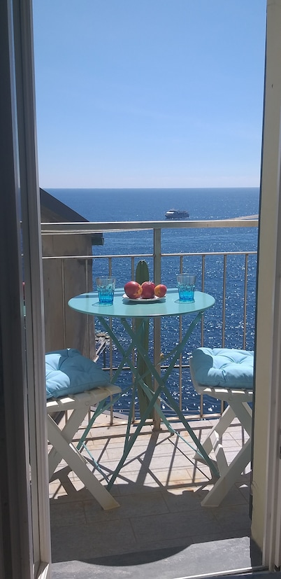 A few meters from the sea, with sea view balconies in the 5 Terre park.