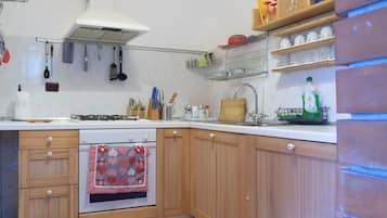 Wasserkocher mit Kaffee-/Teezubehör, Kühlschrank, Ofen, Herdplatte