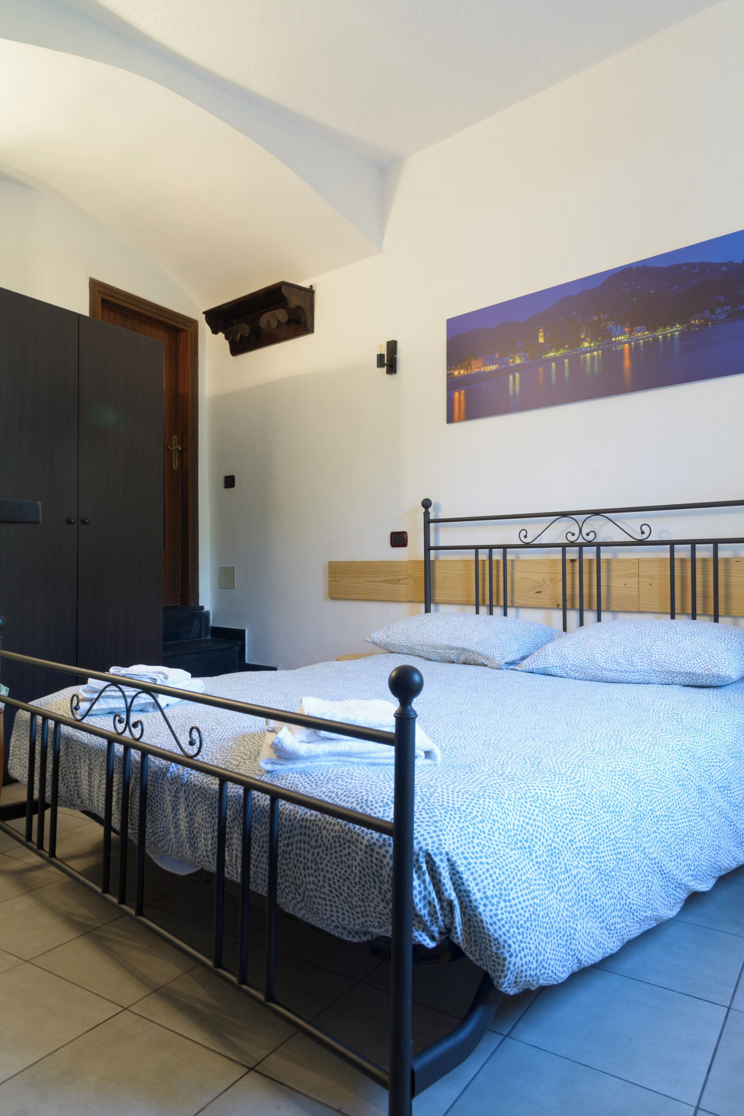 2 dormitoris, planxa i posts de planxar i un bressol de viatge 