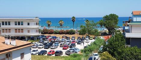 Parkplätze auf dem Gelände