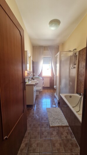 Regadera, secadora de cabello, bidet, toallas