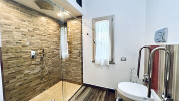 Dusche, Haartrockner, Bidet, Handtücher