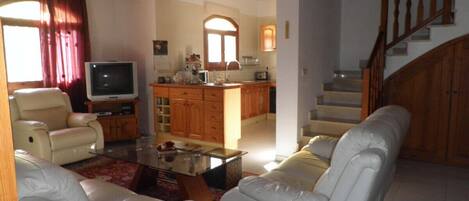 Una televisión, una chimenea