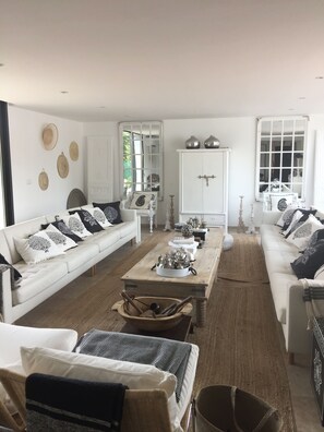 Smart-TV, Kamin, Videospiele, DVD-Player