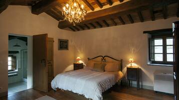 6 camere, una cassaforte in camera, una scrivania, ferro/asse da stiro