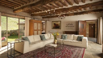 Smart TV, fireplace, DVD player, books