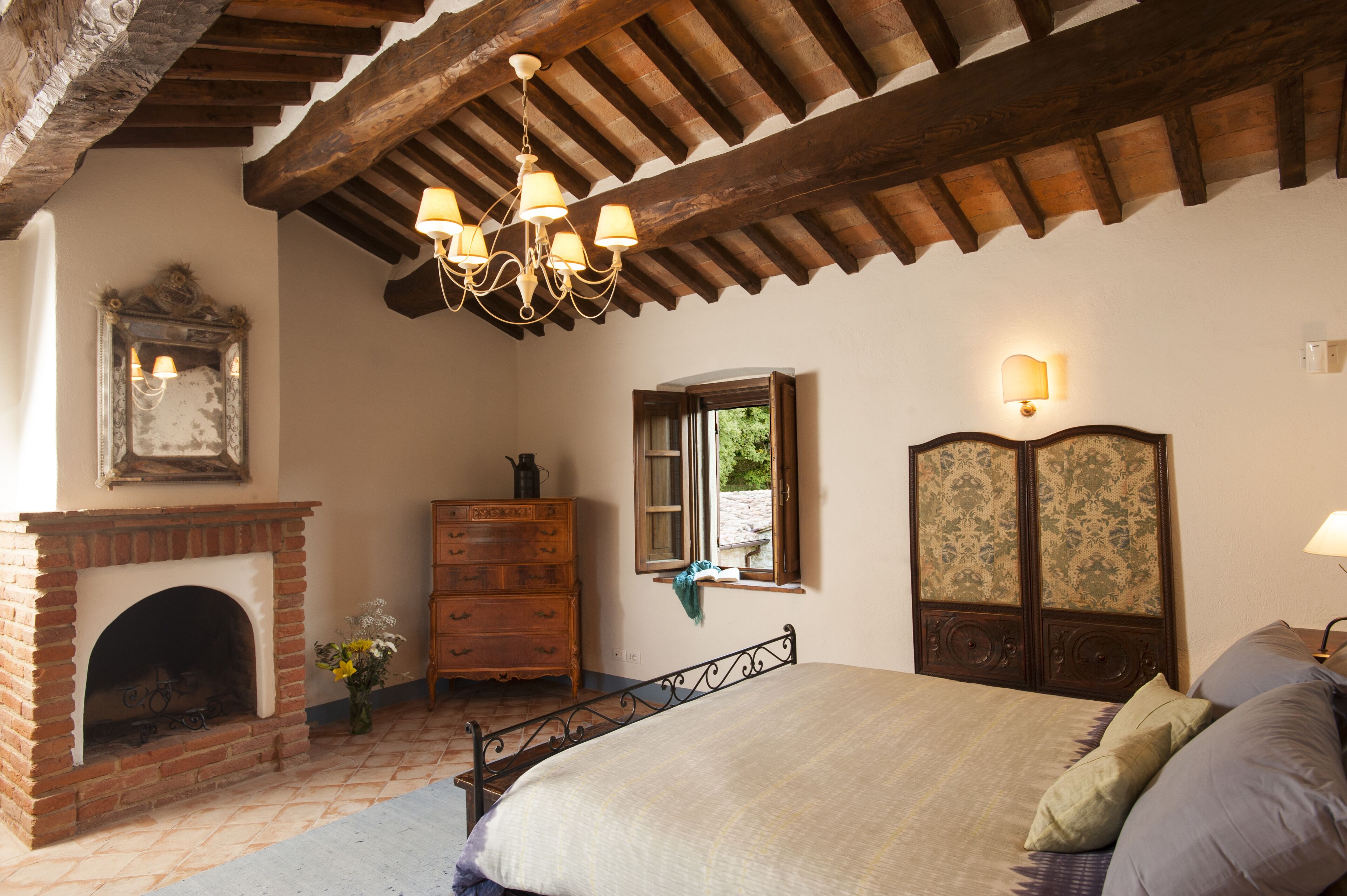 6 室のベッドルーム、セーフティボックス (室内)、デスク、アイロン / アイロン台