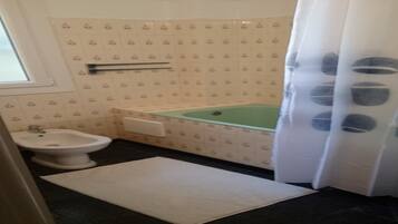 SĂšche-cheveux, serviettes fournies