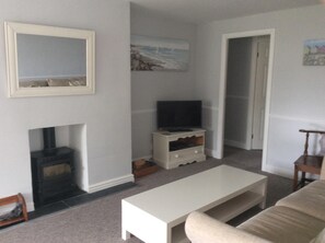 Smart-TV, Kamin, DVD-Player, Bücher