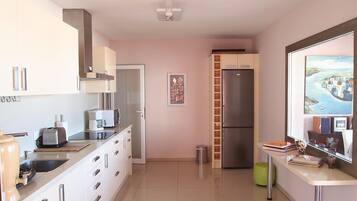 雪櫃、微波爐、焗爐、爐具