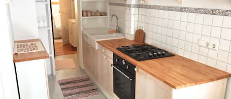 Refrigerador, horno, placa de cocina, utensilios de cocina