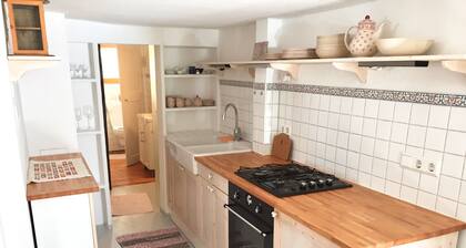 Appartement de vacances romantique et classé à Fribourg-Herdern sur la place de l'église