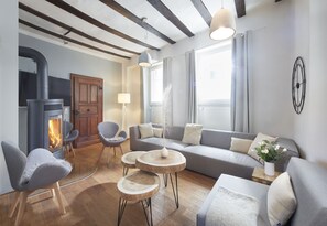 Smart TV, fireplace, DVD player, books