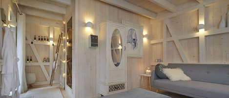 6 slaapkamers, een bureau, een strijkplank/strijkijzer, reisbedje