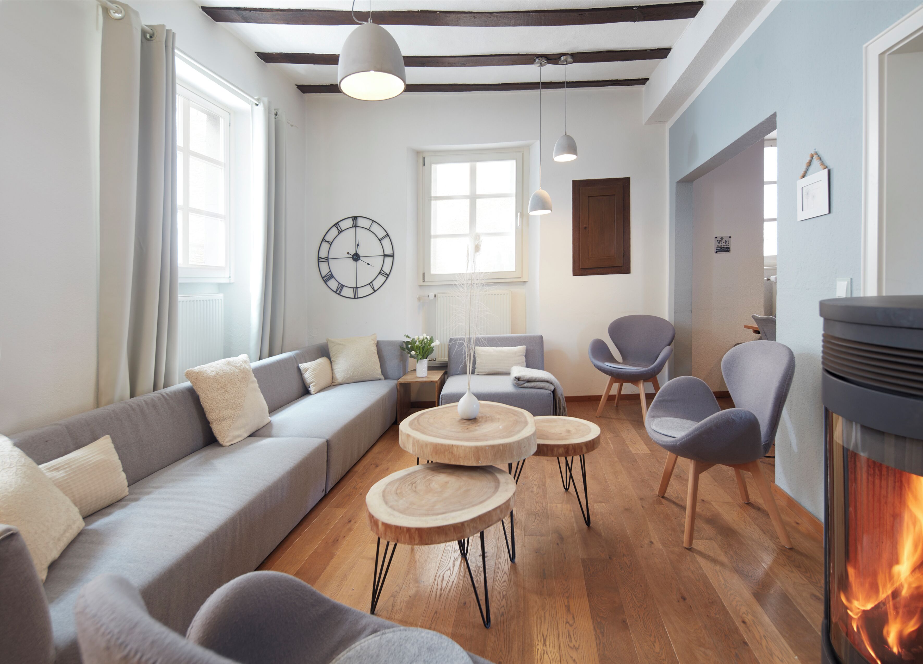 Smart-TV, Kamin, DVD-Player, Bücher