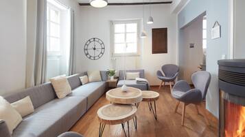 Smart-TV, Kamin, DVD-Player, Bücher