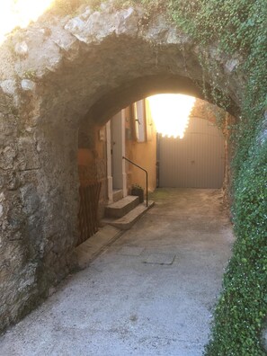 Property grounds - Located rue des Arcades in the authentic center of Villecroze. (Villecroze)