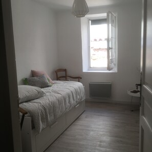 3 bedrooms, iron/ironing board, WiFi, bed sheets - Located rue des Arcades in the authentic center of Villecroze. (Villecroze)