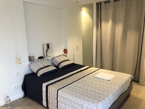 3 slaapkamers, een strijkplank/strijkijzer, reisbedje, gratis wifi
